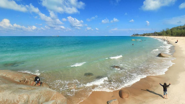 Menyelami Keindahan Pantai Tikus Emas yang Eksotis dan Berbudaya